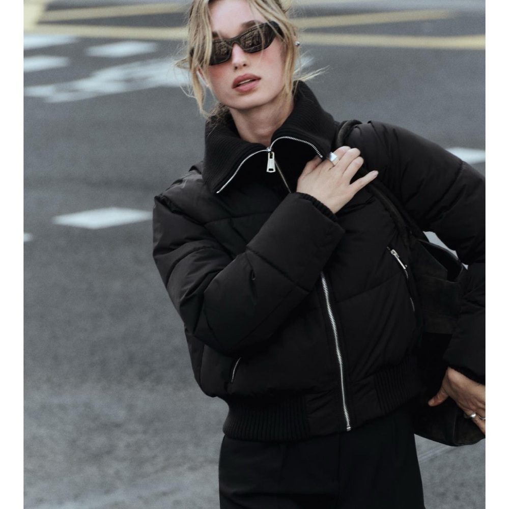ZARA Women's Black Puffer Jacket

RIB TRIM PADDED ANORAK❤️
